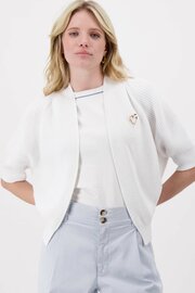 Zusss vest wit met vleermuis mouwen met broche