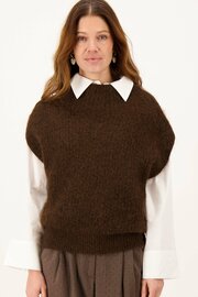 Zusss mouwloze trui met turtleneck dark choco
