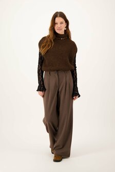Zusss mouwloze trui met turtleneck dark choco