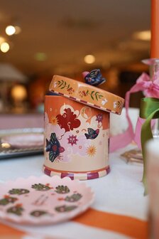Jar oranje met vogels